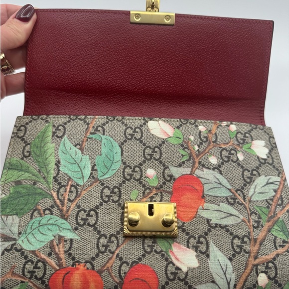 Gucci GG Supreme Tian Cluth - Picture 8 of 10